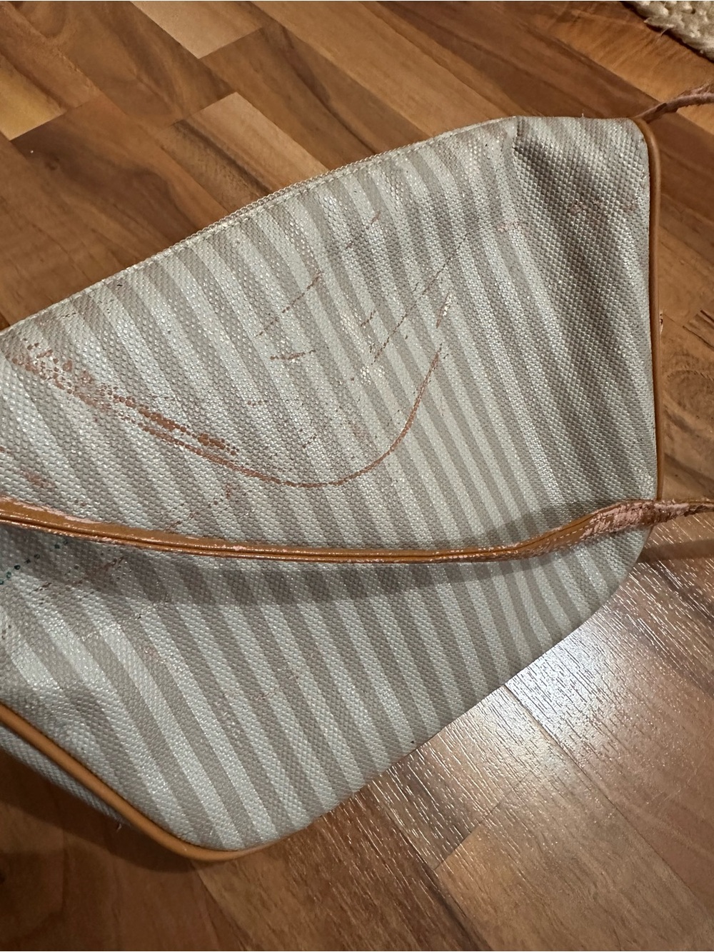 💯 Authentic Fendi Cream and Tan Leather-Trim Saddle Bag - Old and worn. - Picture 7 of 9